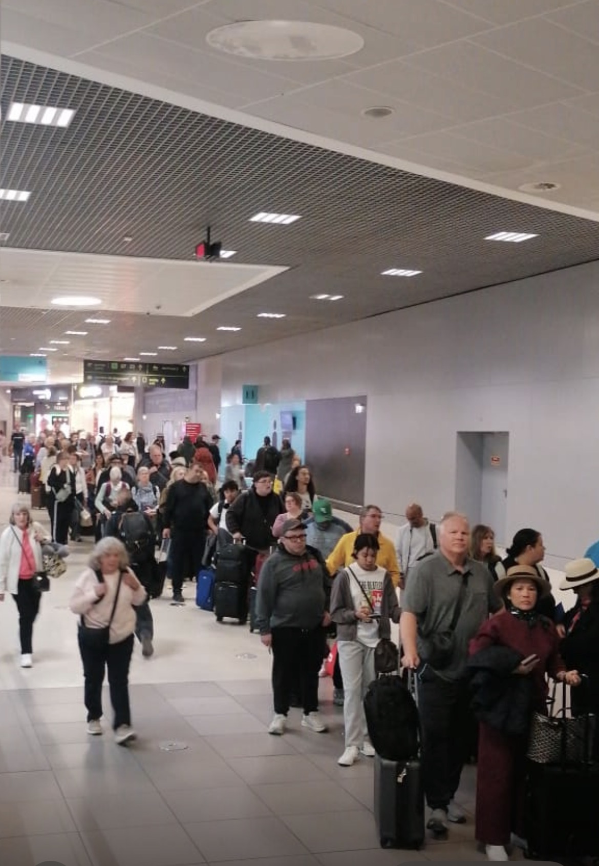 Filas controlo de fronteira Aeroporto de Lisboa